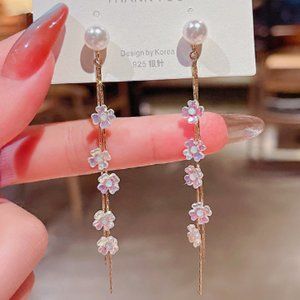 Women's fashion earrings